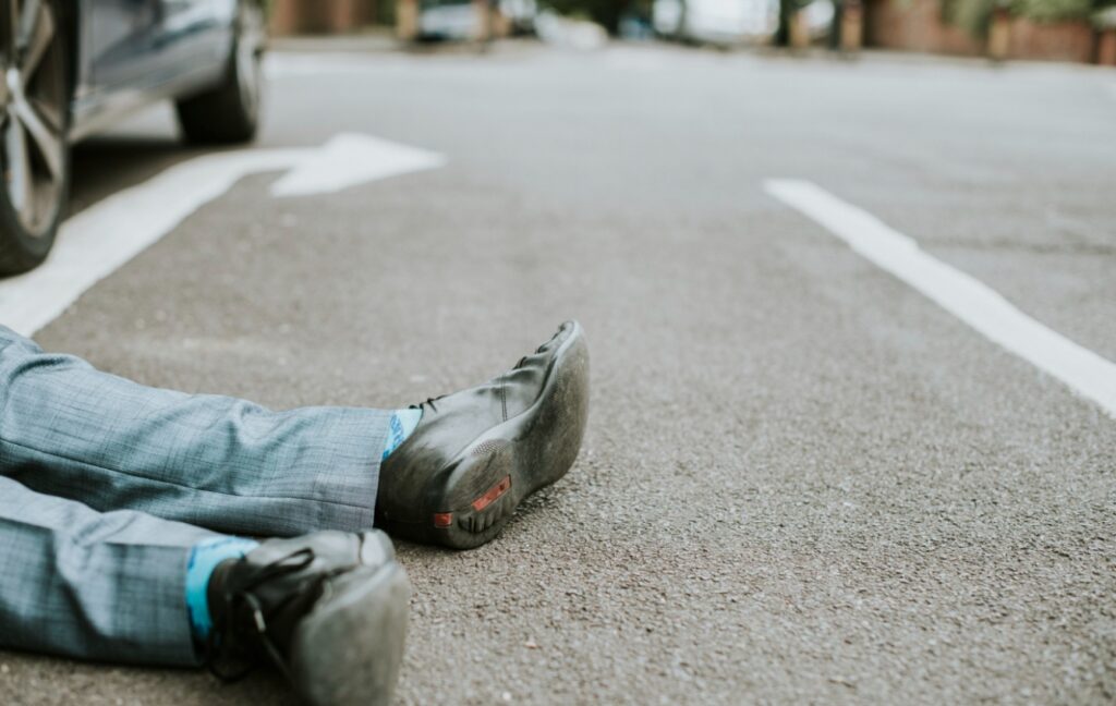 Nagranie z monitoringu miejskiego w Żorach: dziesięciolatek wpada pod samochód
