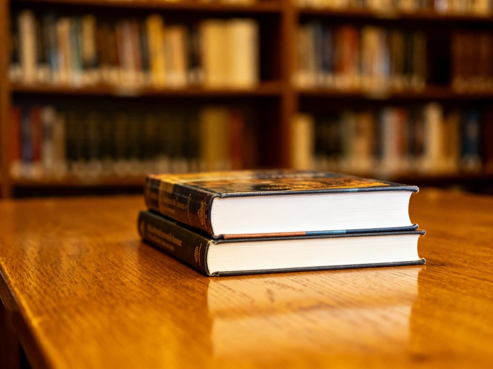 Jesienne wieczory z klasyką literatury – odkryj piękne wydania w Wypożyczalni poziom 1