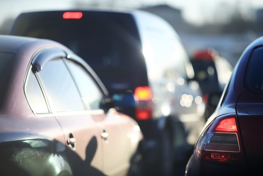 Deszczowe drogi: jak bezpiecznie podróżować w trudnych warunkach?